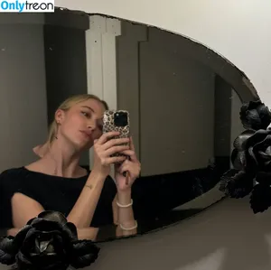 Maika Monroe / maikamonroe nude photo #0325
