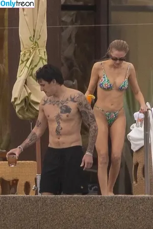 Maika Monroe / maikamonroe nude photo #0326
