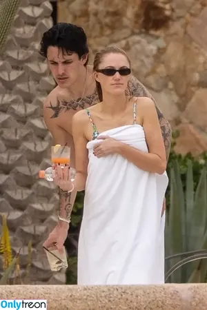 Maika Monroe / maikamonroe nude photo #0331