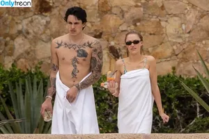 Maika Monroe / maikamonroe nude photo #0332