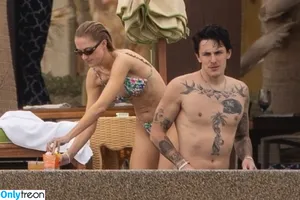 Maika Monroe / maikamonroe nude photo #0333