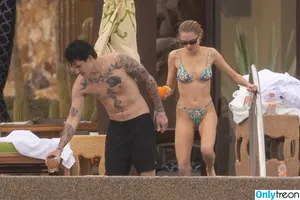 Maika Monroe / maikamonroe nude photo #0334