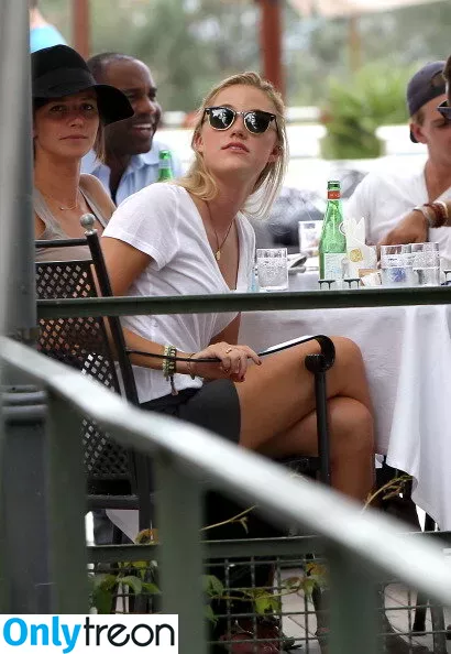 Maika Monroe nude photo #0071 (maikamonroe)