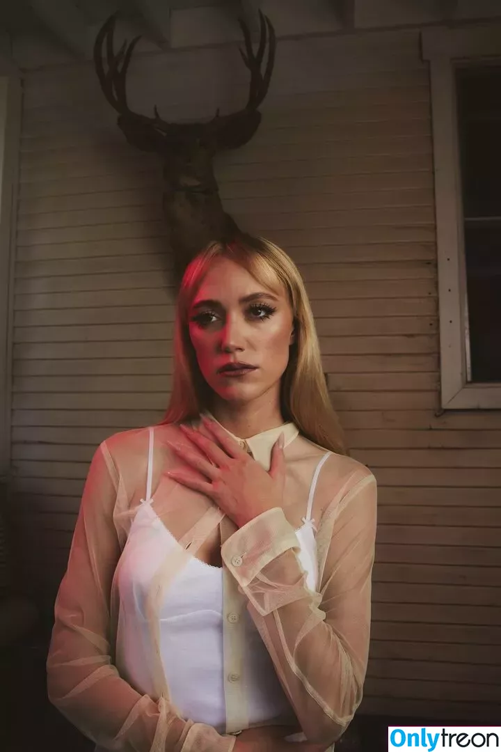 Maika Monroe nude photo #0138 (maikamonroe)