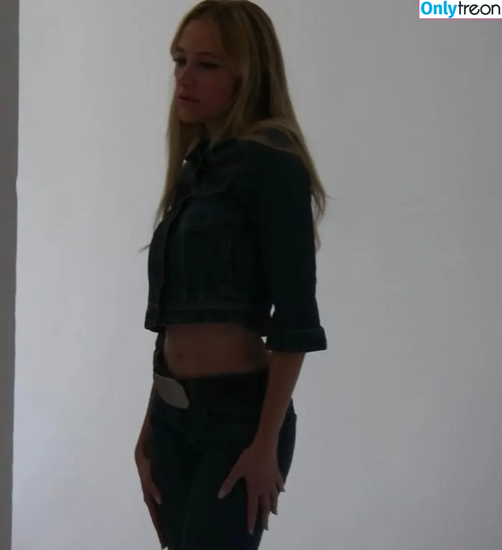 Maika Monroe nude photo #0291 (maikamonroe)