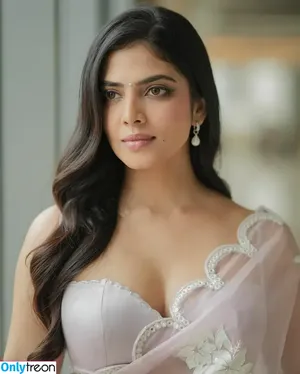 Malavika Mohanan / malavikamohanan_ фото голая #0016