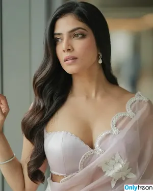 Malavika Mohanan / malavikamohanan_ фото голая #0018