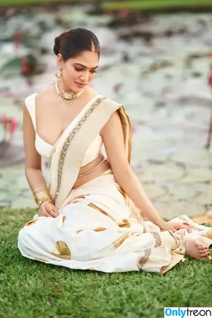 Malavika Mohanan / malavikamohanan_ фото голая #0040