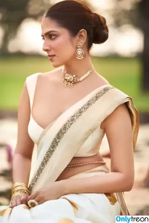 Malavika Mohanan / malavikamohanan_ фото голая #0042