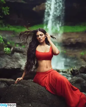 Malavika Mohanan / malavikamohanan_ nude photo #0048