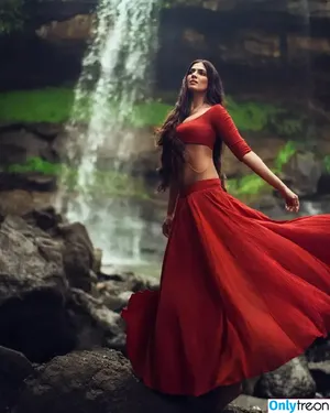 Malavika Mohanan / malavikamohanan_ nude photo #0050