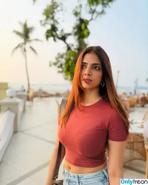 Malavika Mohanan / malavikamohanan_ nude photo #0053