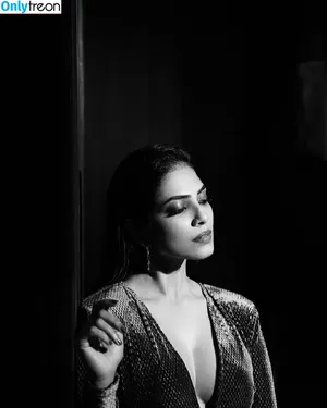 Malavika Mohanan / malavikamohanan_ nude photo #0057