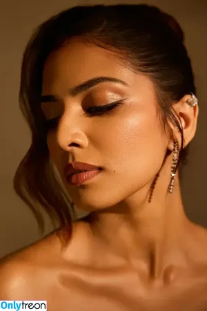 Malavika Mohanan / malavikamohanan_ nude photo #0077