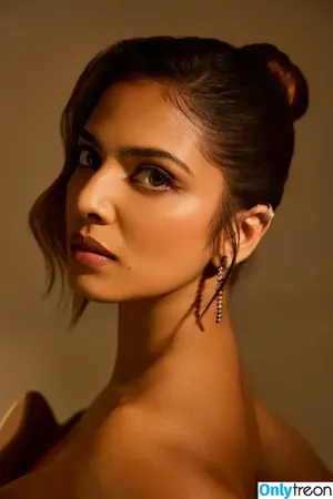 Malavika Mohanan / malavikamohanan_ nude photo #0078