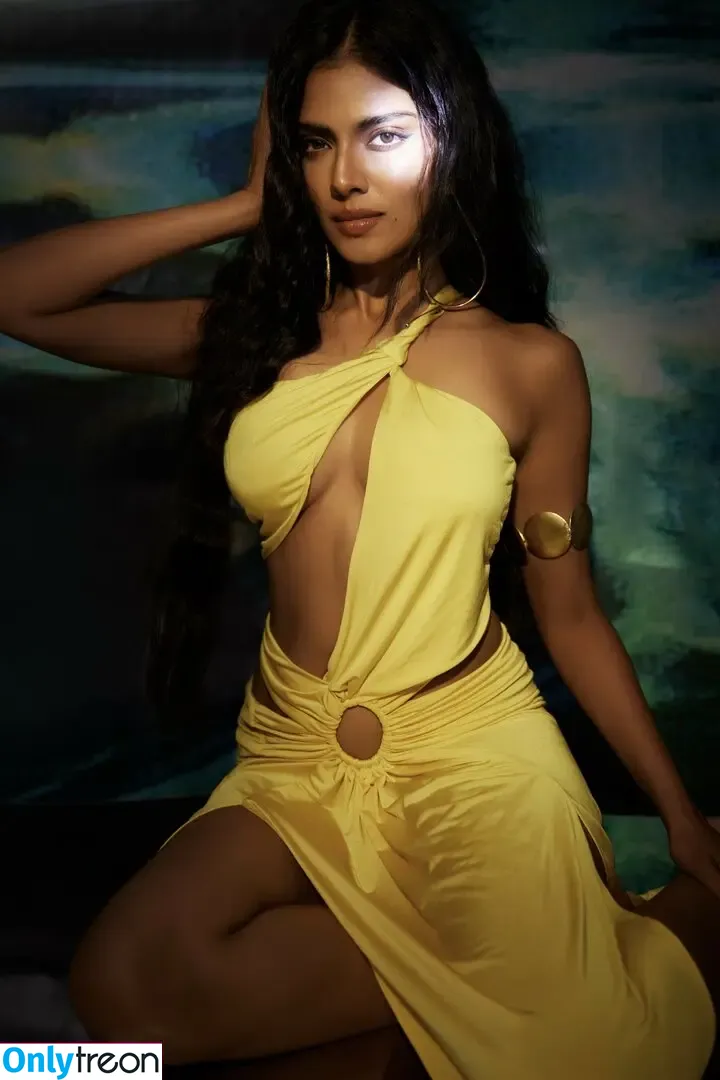 Malavika Mohanan nude photo #0003 (malavikamohanan_)