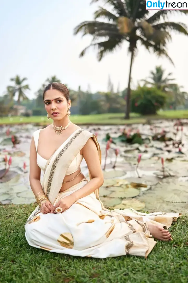 Malavika Mohanan голая photo #0035 (malavikamohanan_)