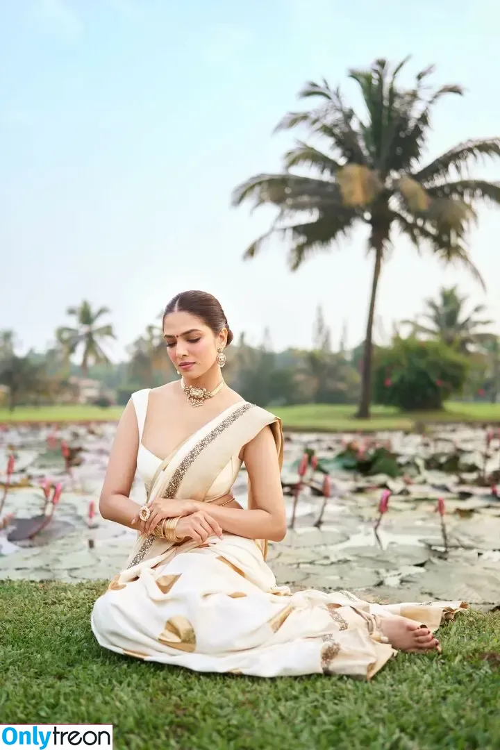 Malavika Mohanan голая photo #0036 (malavikamohanan_)
