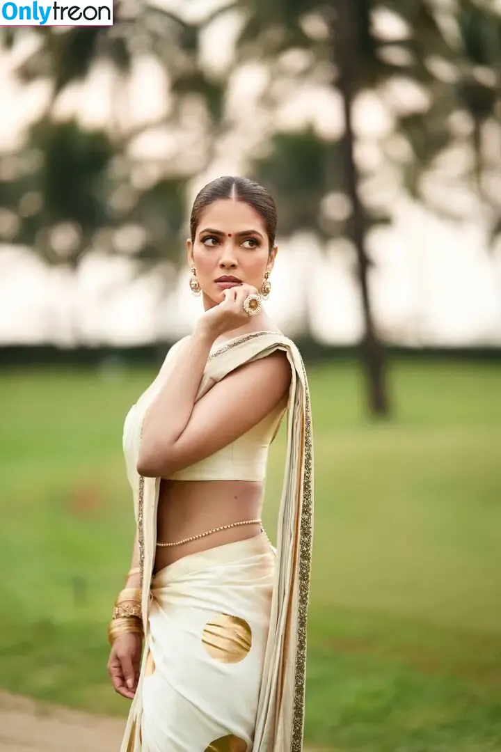 Malavika Mohanan nude photo #0041 (malavikamohanan_)