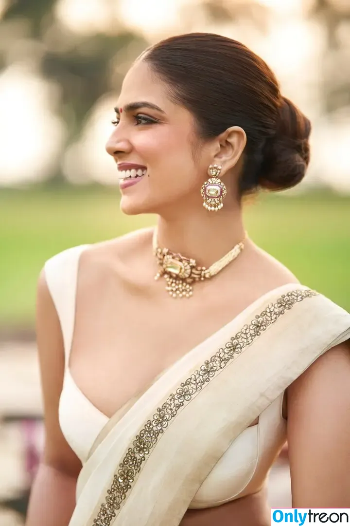Malavika Mohanan nude photo #0043 (malavikamohanan_)