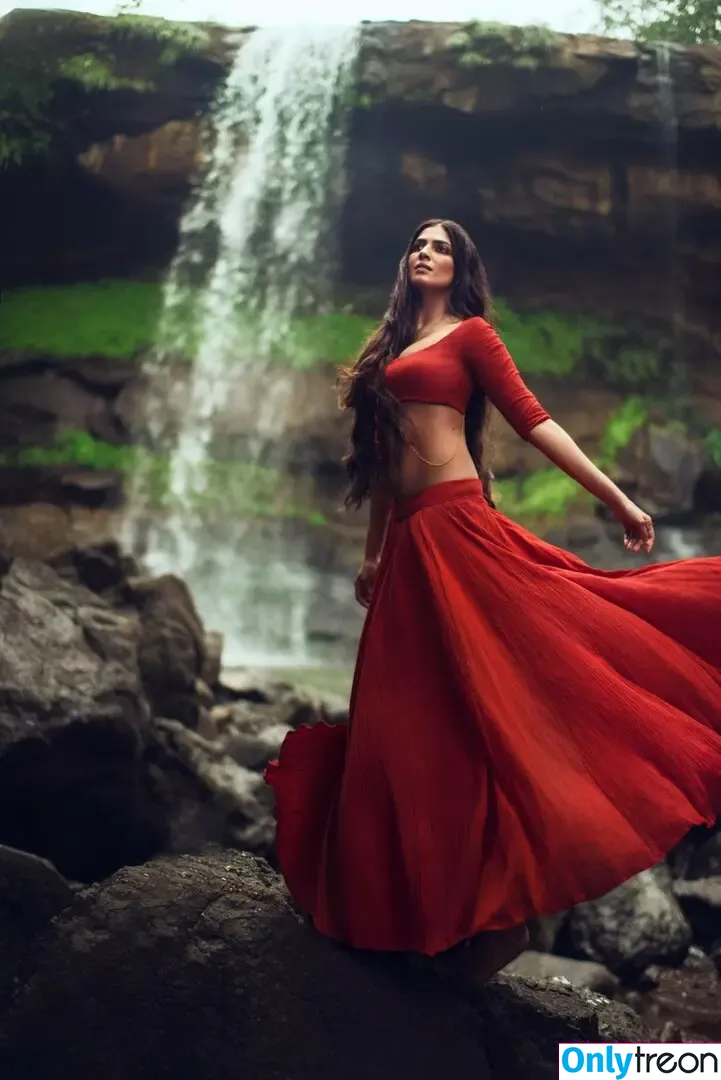 Malavika Mohanan голая photo #0070 (malavikamohanan_)