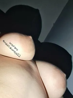 malditakoneja22 / thisnamellbetaken nude photo #0002