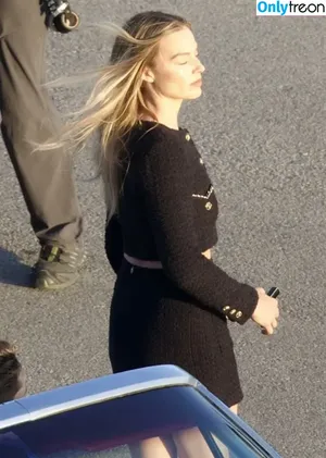 Margot Robbie / margotrobbieofficial nude photo #3549