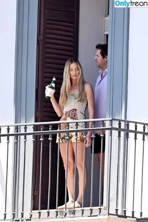 Margot Robbie / margotrobbieofficial nude photo #3712