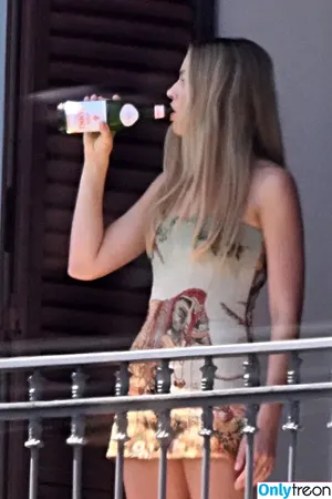 Margot Robbie / margotrobbieofficial nude photo #3733