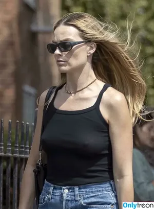 Margot Robbie / margotrobbieofficial nude photo #3752