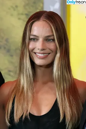 Margot Robbie / margotrobbieofficial nude photo #3800