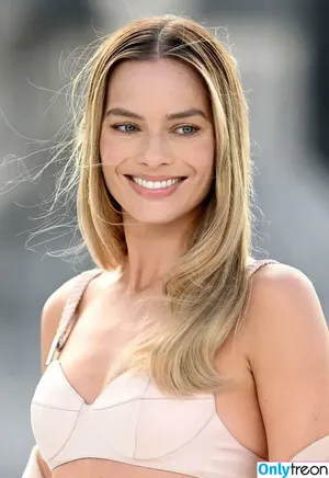 Margot Robbie / margotrobbieofficial nude photo #3886