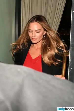 Margot Robbie / margotrobbieofficial nude photo #3996