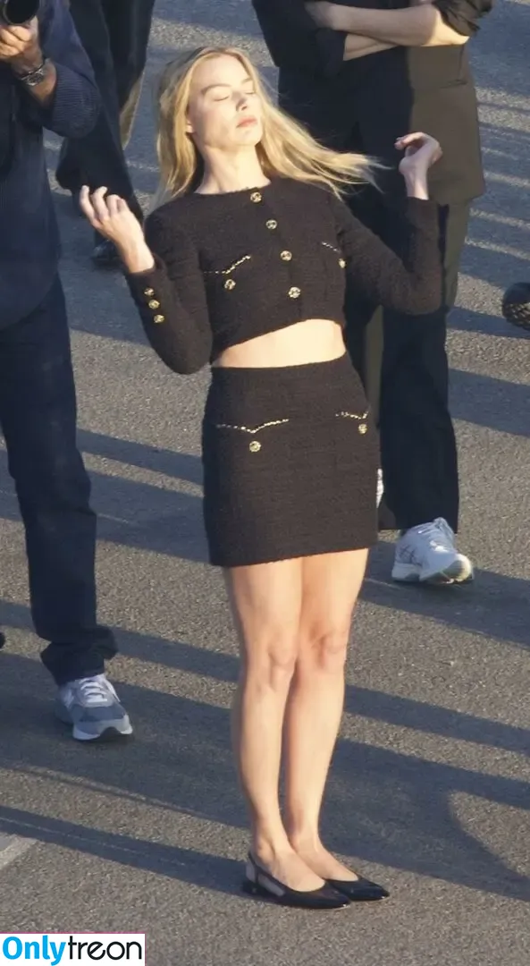Margot Robbie nude photo #3546 (margotrobbieofficial)