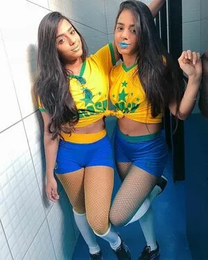 Mariely E Mirella Santos / eumarielysantos / gêmeas lacração nude photo #0013