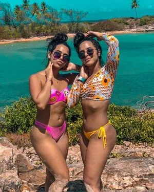 Mariely E Mirella Santos / eumarielysantos / gêmeas lacração nude photo #0014