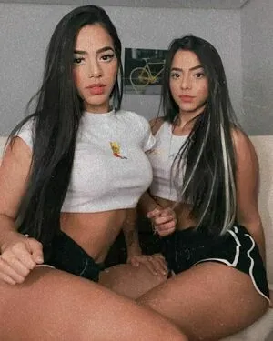Mariely E Mirella Santos / eumarielysantos / gêmeas lacração nude photo #0015