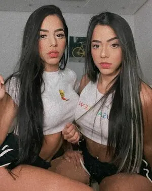 Mariely E Mirella Santos / eumarielysantos / gêmeas lacração nude photo #0016