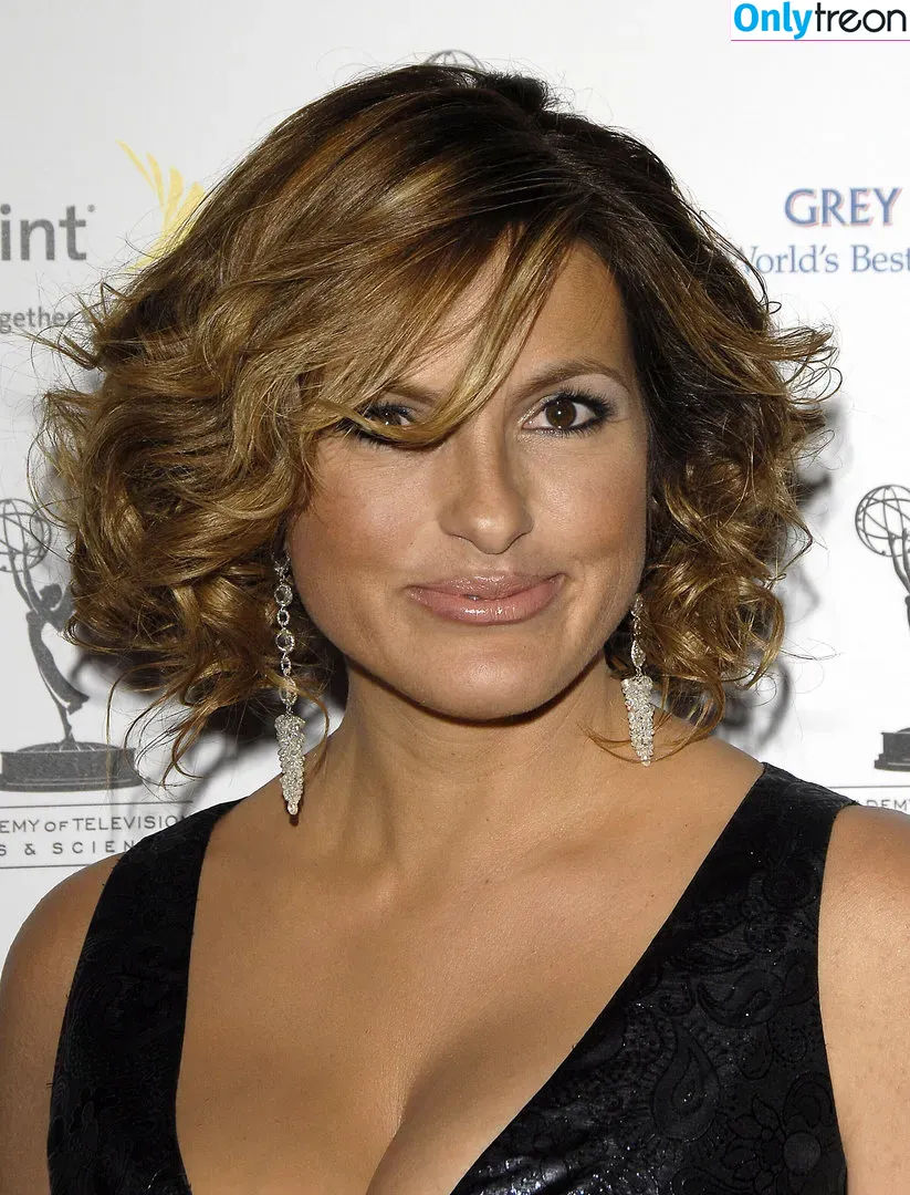 Mariska Hargitay голая photo #0014 (therealmariskahargitay)