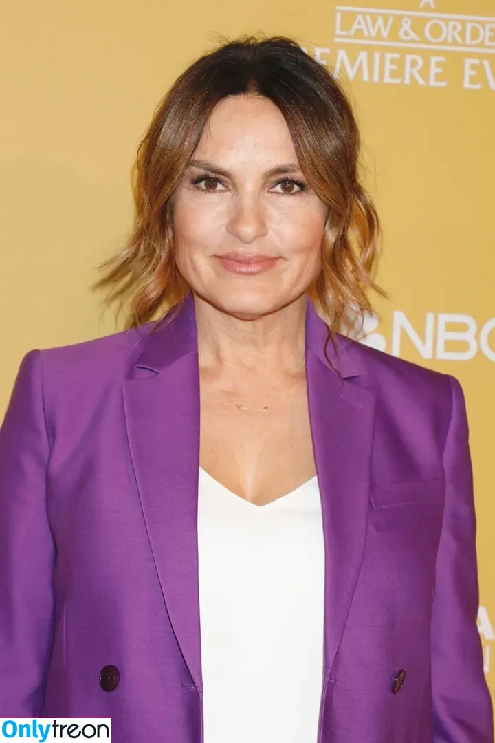 Mariska Hargitay голая photo #0037 (therealmariskahargitay)