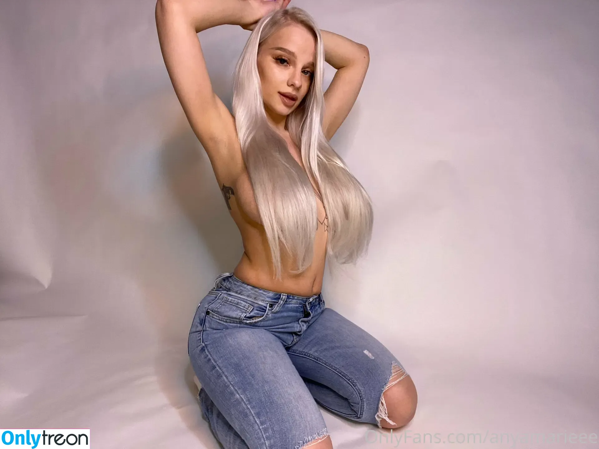 mariuania nude photo #0004 (marijuana)