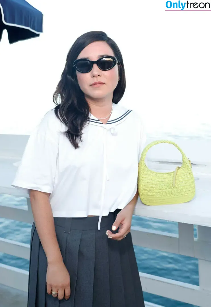 Maya Erskine голая photo #0022 (mayaerskine)
