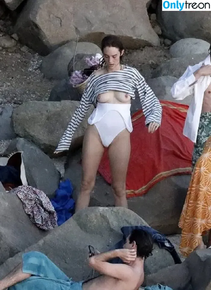 Maya Hawke nude photo #0596 (maya_hawke / neohawk2)