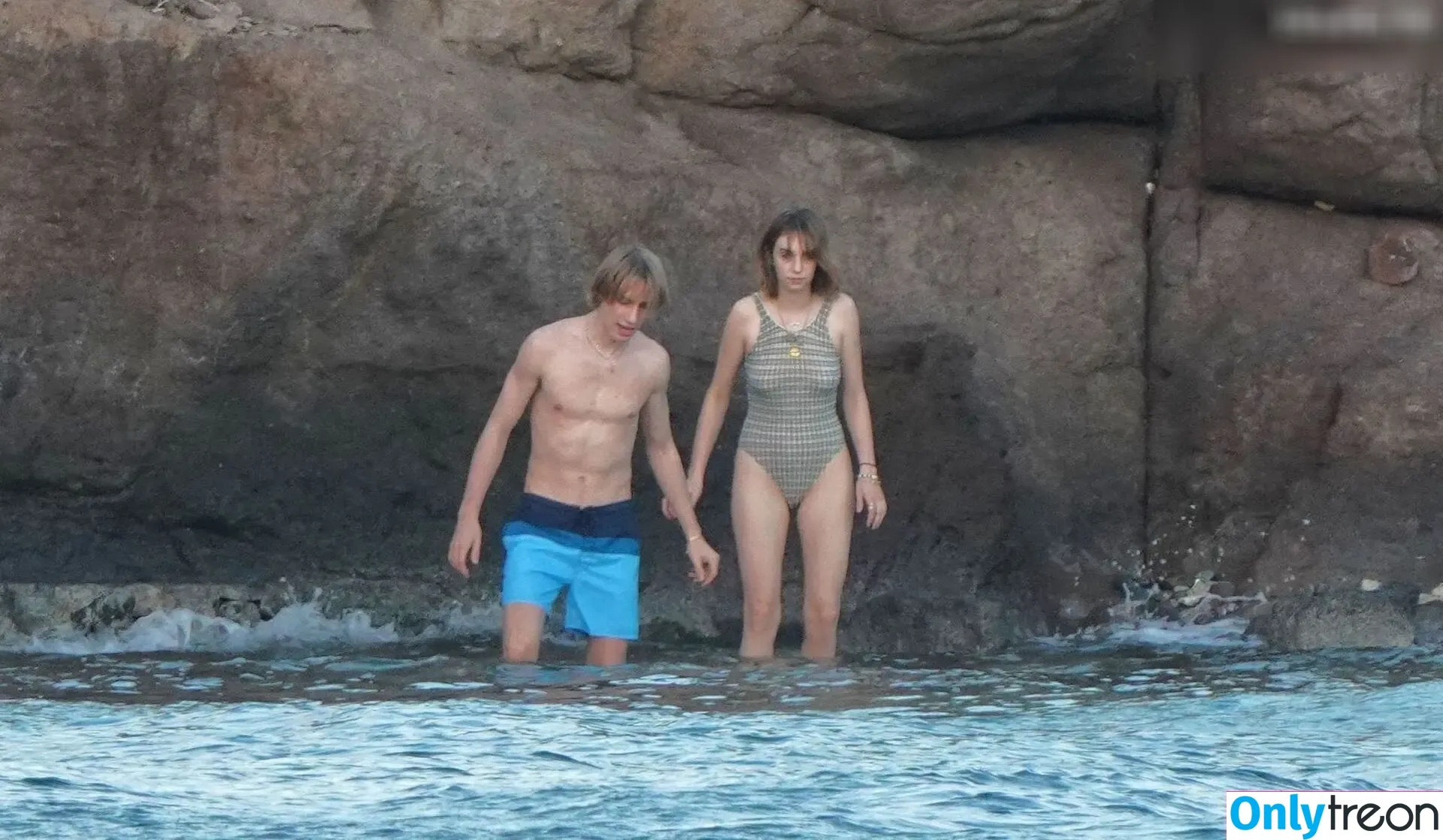 Maya Hawke nude photo #0650 (maya_hawke / neohawk2)