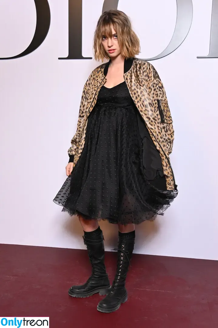 Maya Hawke голая photo #0756 (maya_hawke / neohawk2)