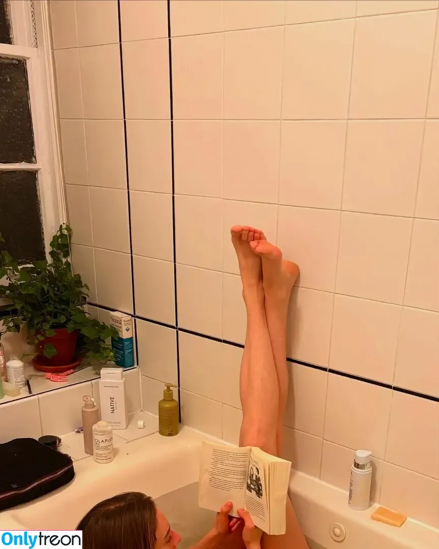 Maya Hawke nude photo #1037 (maya_hawke / neohawk2)