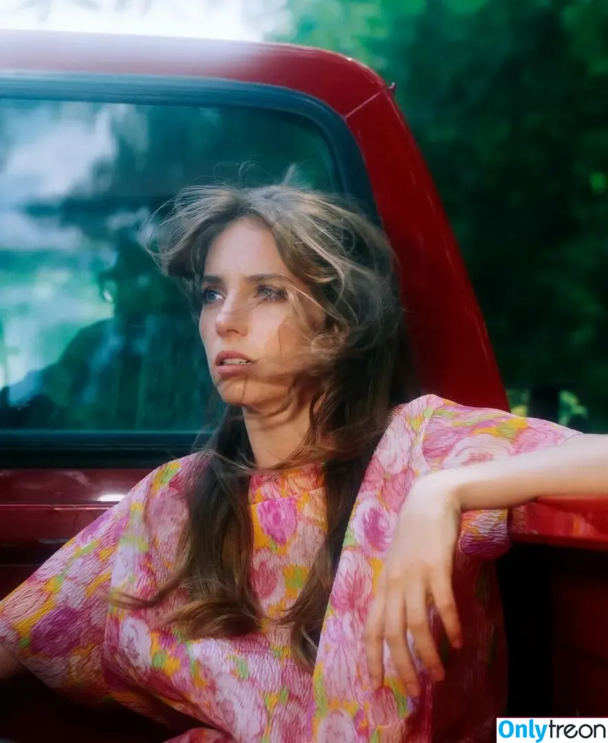 Maya Hawke nude photo #1044 (maya_hawke / neohawk2)