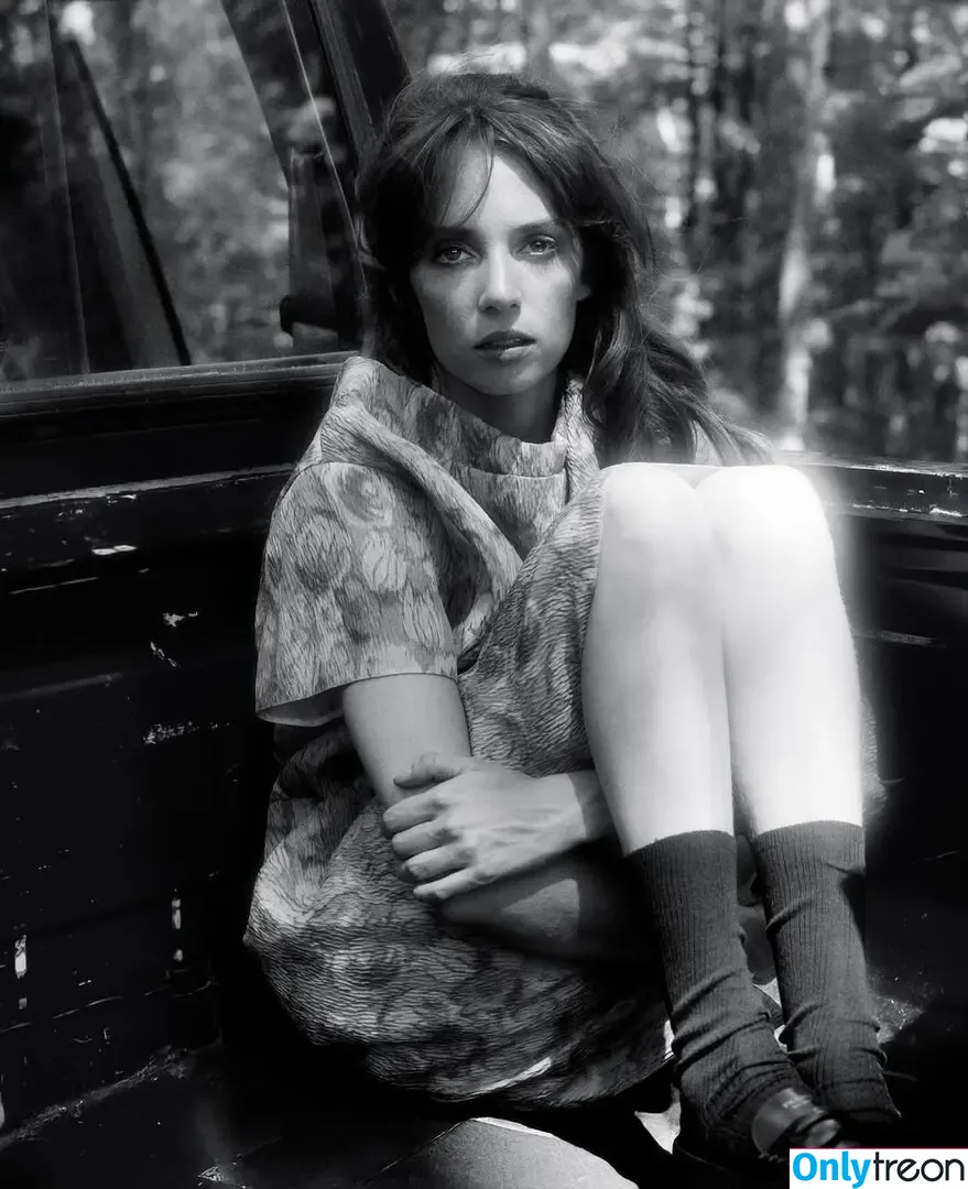 Maya Hawke nude photo #1048 (maya_hawke / neohawk2)