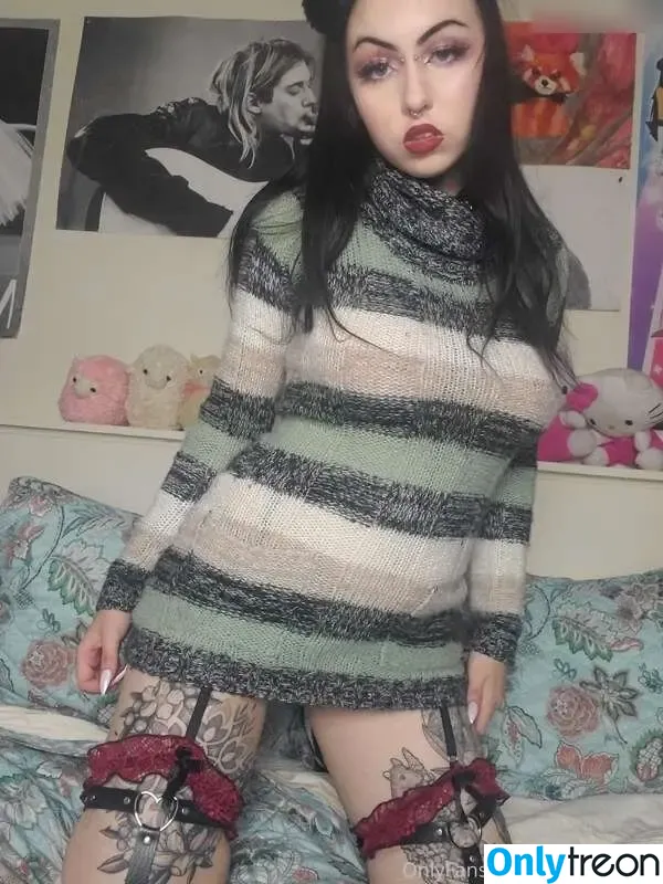 Maya_Mochii nude photo #0006 (gothgfmaya / mochii111)