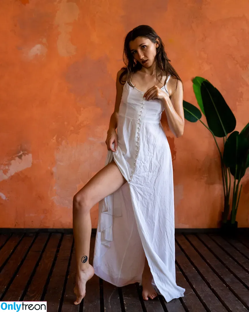 Maya Woulfe nude photo #0108 (mayawoulfe)